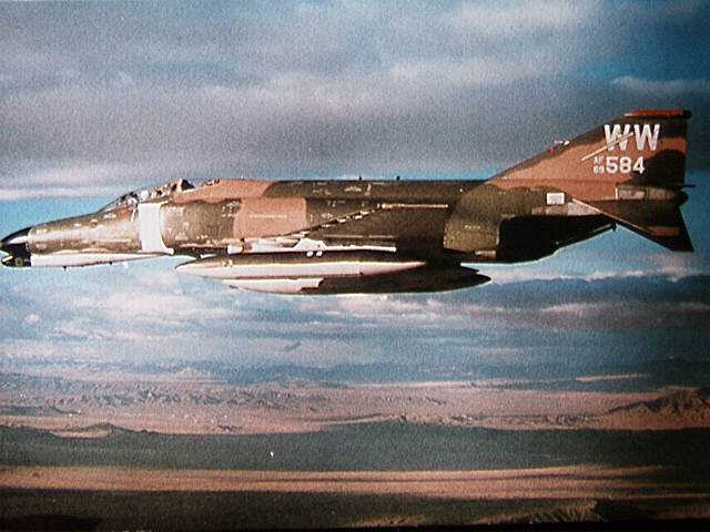 http://www.warbirdphotos.net/aviapix/PostWW2/Fighters/US-VietnamEra/F4-PhantomII/PHANTOM.JPG